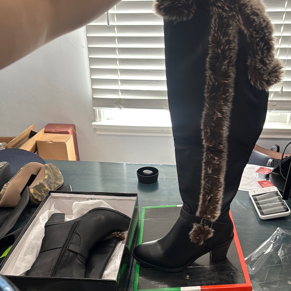 Bucco Abiey Black Fur-Trimmed Women's Boots 9